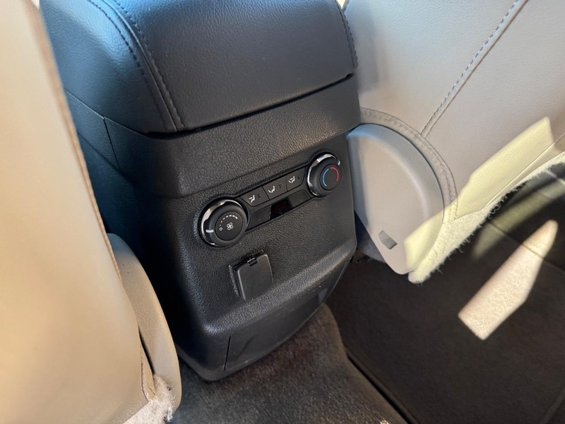 Ford Explorer Vehicle Full-screen Gallery Image 14