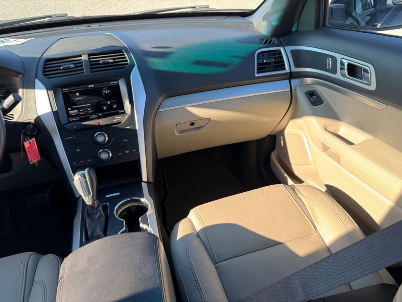 Ford Explorer Vehicle Full-screen Gallery Image 18