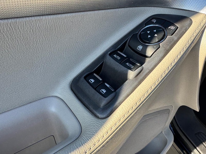 Ford Explorer Vehicle Full-screen Gallery Image 19