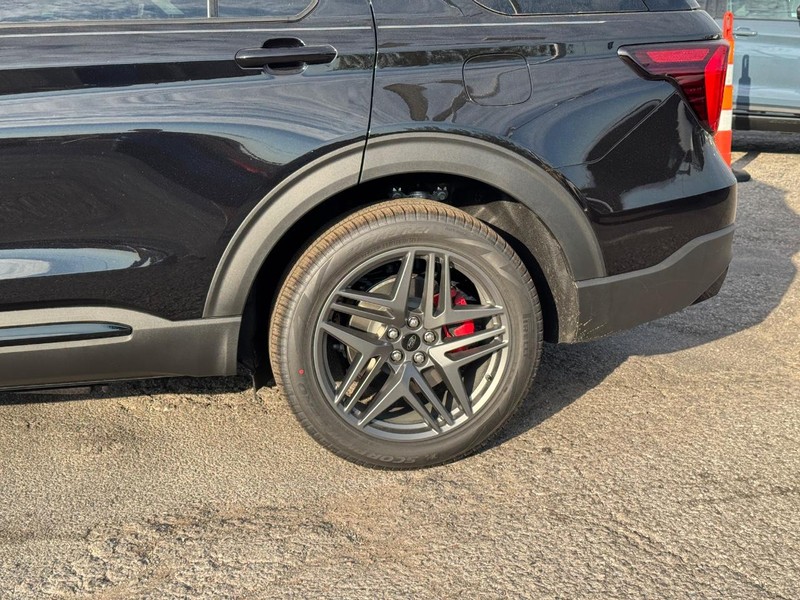 Ford Explorer Vehicle Image 11