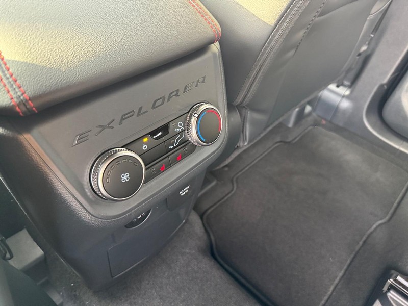 Ford Explorer Vehicle Image 14