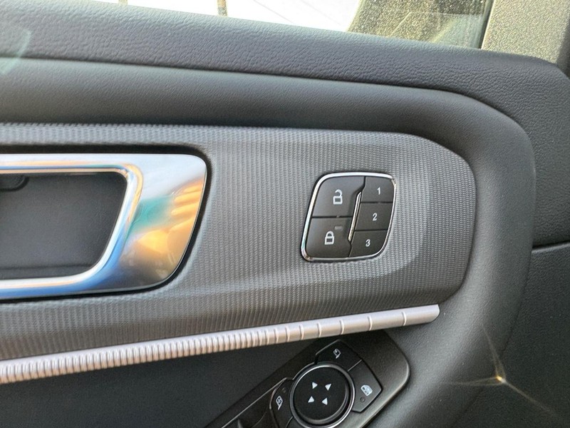 Ford Explorer Vehicle Image 21