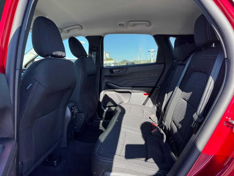 Ford Escape Vehicle Full-screen Gallery Image 12