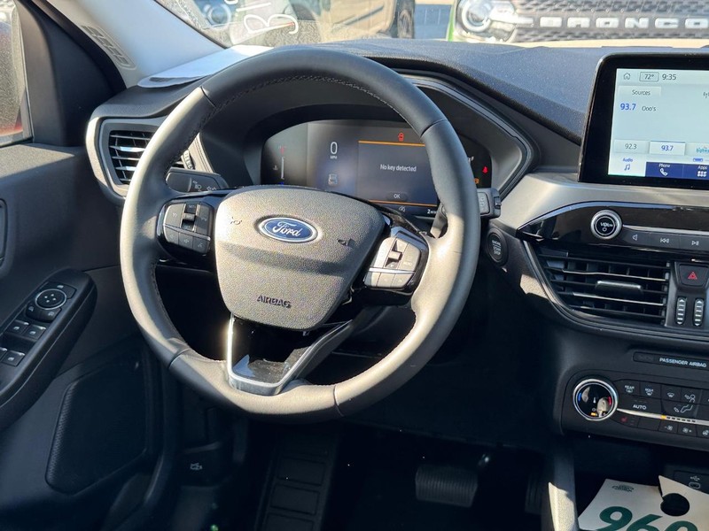 Ford Escape Vehicle Full-screen Gallery Image 15