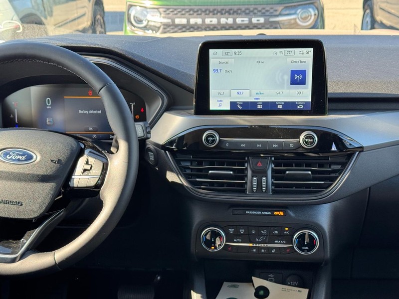 Ford Escape Vehicle Full-screen Gallery Image 16