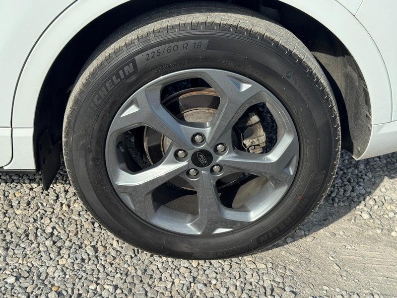 Ford Escape Vehicle Full-screen Gallery Image 11