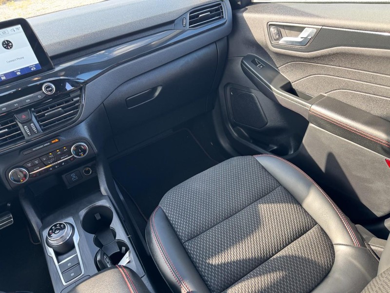 Ford Escape Vehicle Full-screen Gallery Image 16