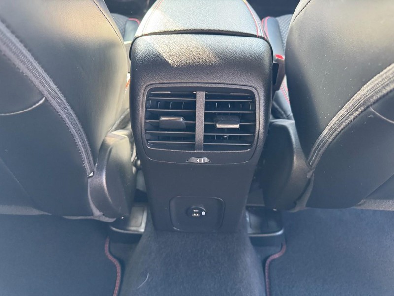 Ford Escape Vehicle Full-screen Gallery Image 17