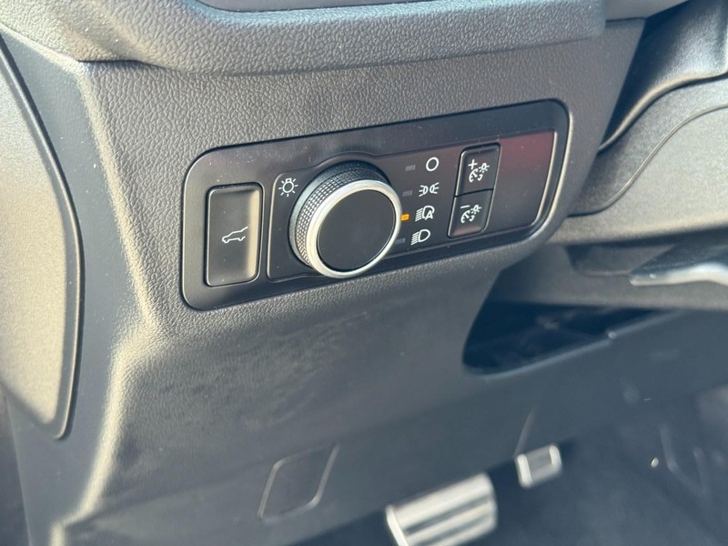 Ford Escape Vehicle Full-screen Gallery Image 18