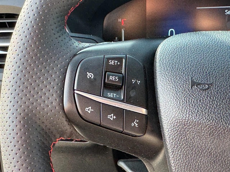 Ford Escape Vehicle Full-screen Gallery Image 19