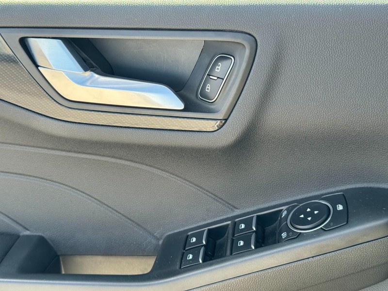 Ford Escape Vehicle Full-screen Gallery Image 24