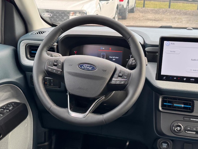 Ford Maverick Vehicle Image 14