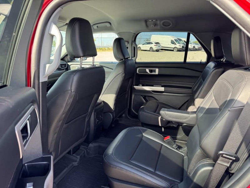 Ford Explorer Vehicle Full-screen Gallery Image 11