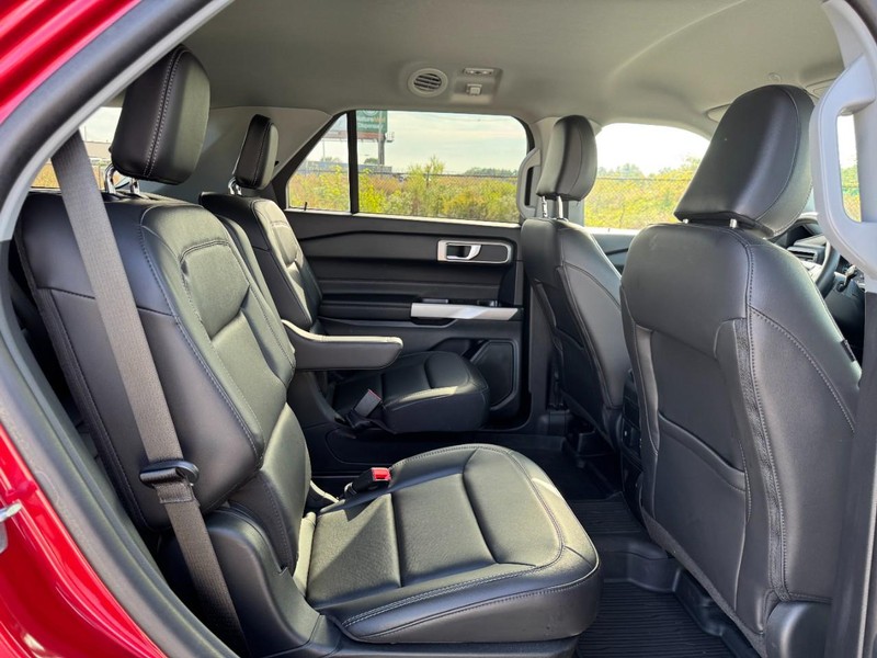 Ford Explorer Vehicle Full-screen Gallery Image 12