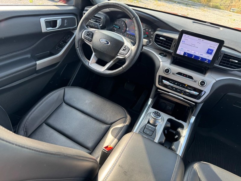 Ford Explorer Vehicle Full-screen Gallery Image 13