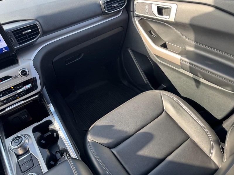 Ford Explorer Vehicle Full-screen Gallery Image 15