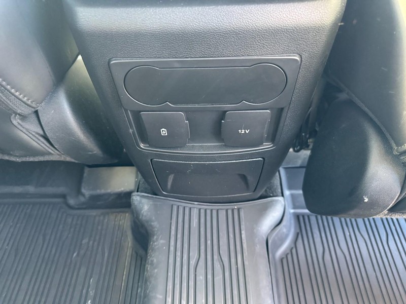 Ford Explorer Vehicle Full-screen Gallery Image 16