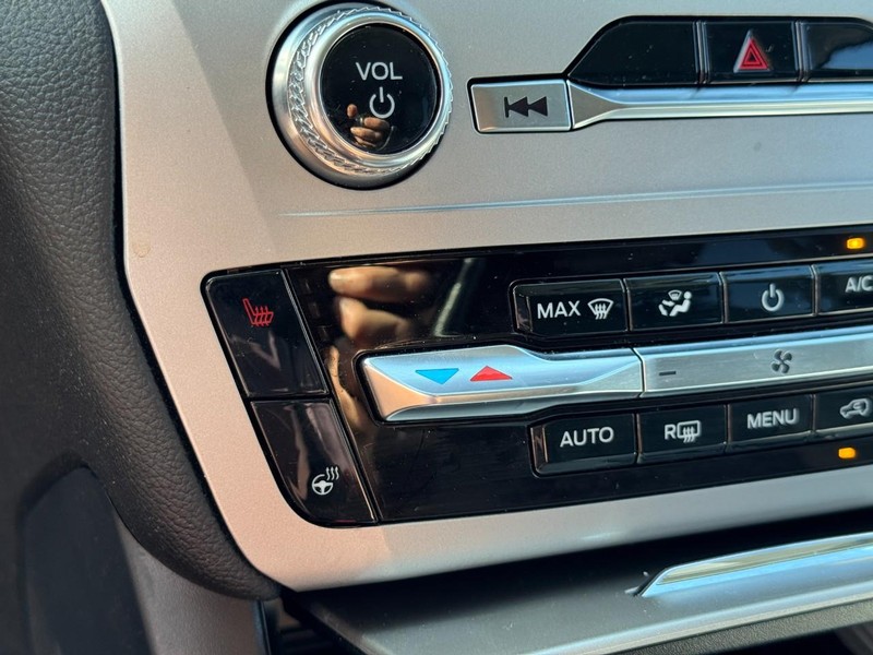 Ford Explorer Vehicle Full-screen Gallery Image 23