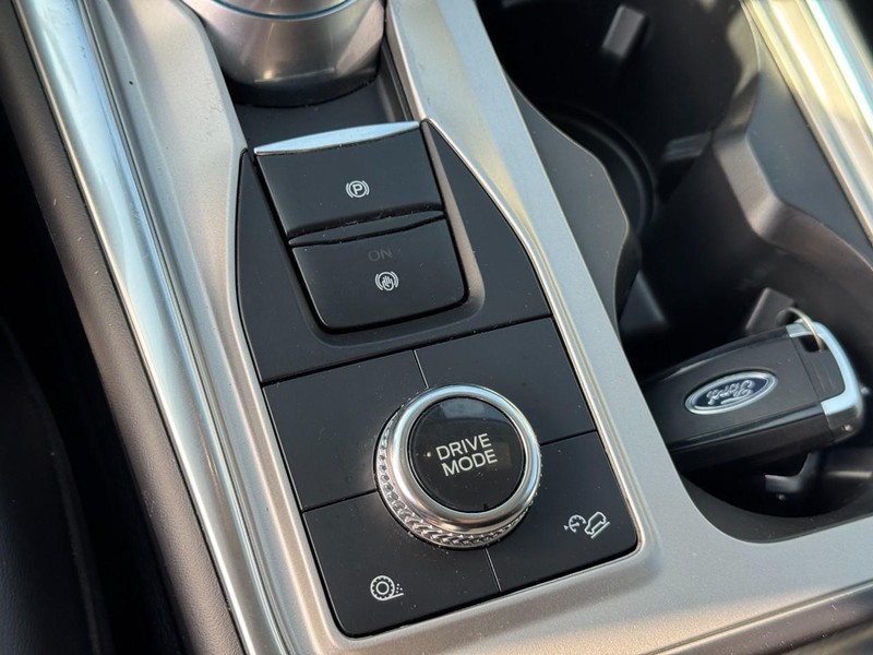 Ford Explorer Vehicle Full-screen Gallery Image 24