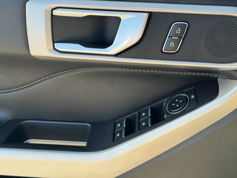 Ford Explorer Vehicle Full-screen Gallery Image 25