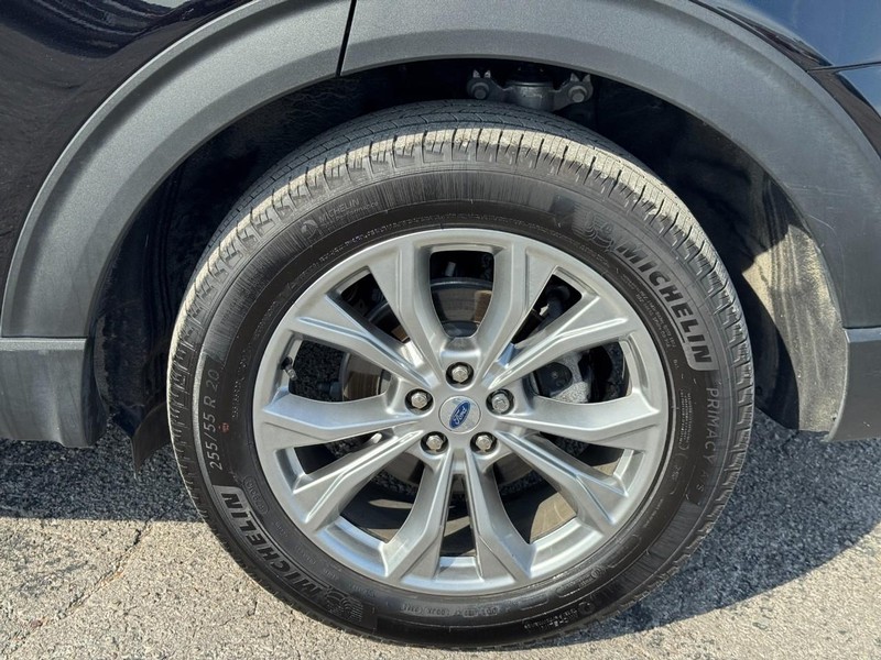 Ford Explorer Vehicle Full-screen Gallery Image 11