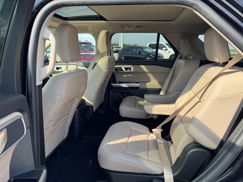 Ford Explorer Vehicle Full-screen Gallery Image 12