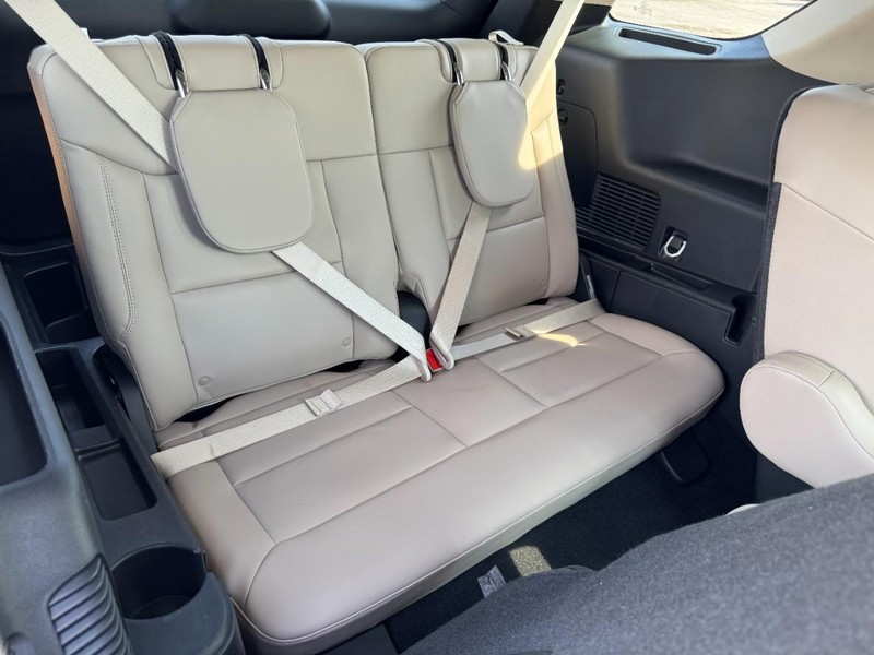 Ford Explorer Vehicle Full-screen Gallery Image 13