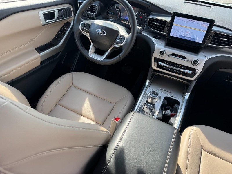 Ford Explorer Vehicle Full-screen Gallery Image 14