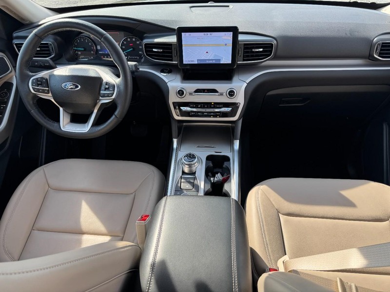 Ford Explorer Vehicle Full-screen Gallery Image 15