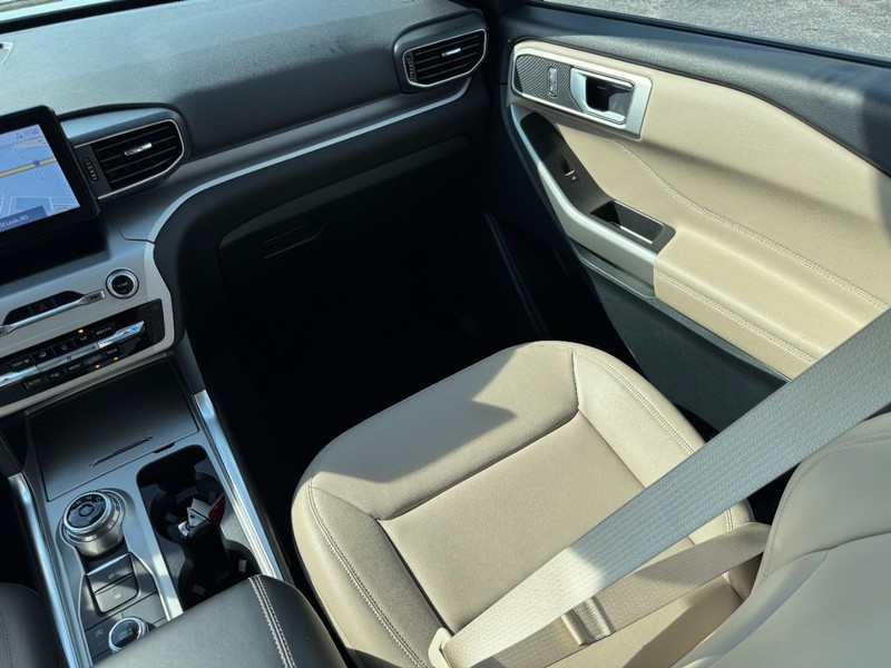 Ford Explorer Vehicle Full-screen Gallery Image 16