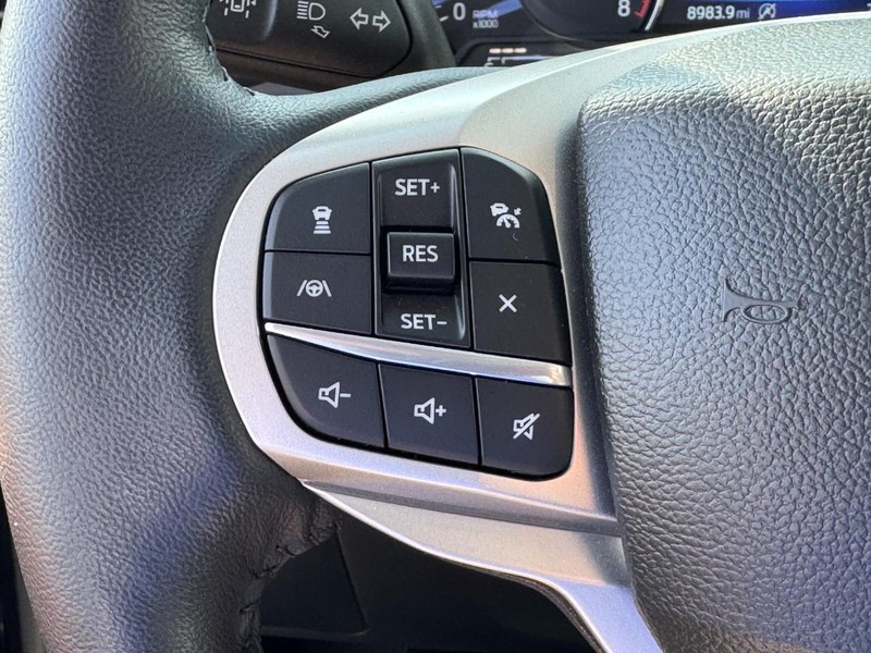 Ford Explorer Vehicle Full-screen Gallery Image 18