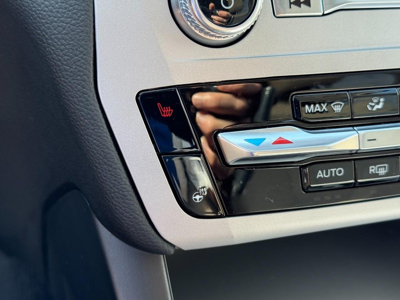 Ford Explorer Vehicle Full-screen Gallery Image 23