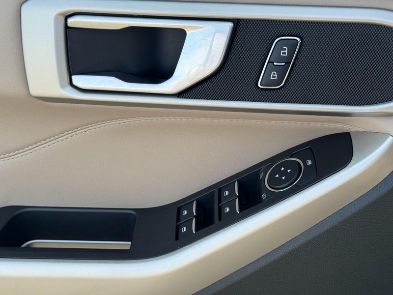 Ford Explorer Vehicle Full-screen Gallery Image 25