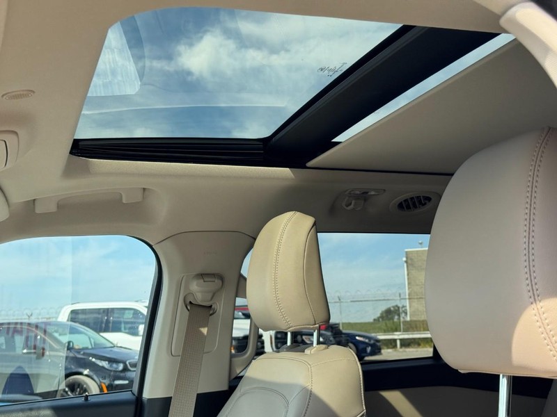 Ford Explorer Vehicle Full-screen Gallery Image 26