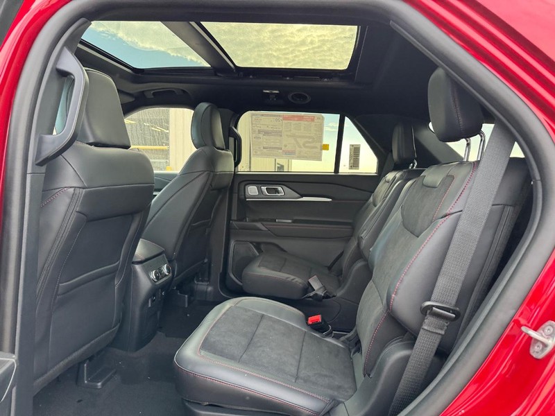 Ford Explorer Vehicle Full-screen Gallery Image 11