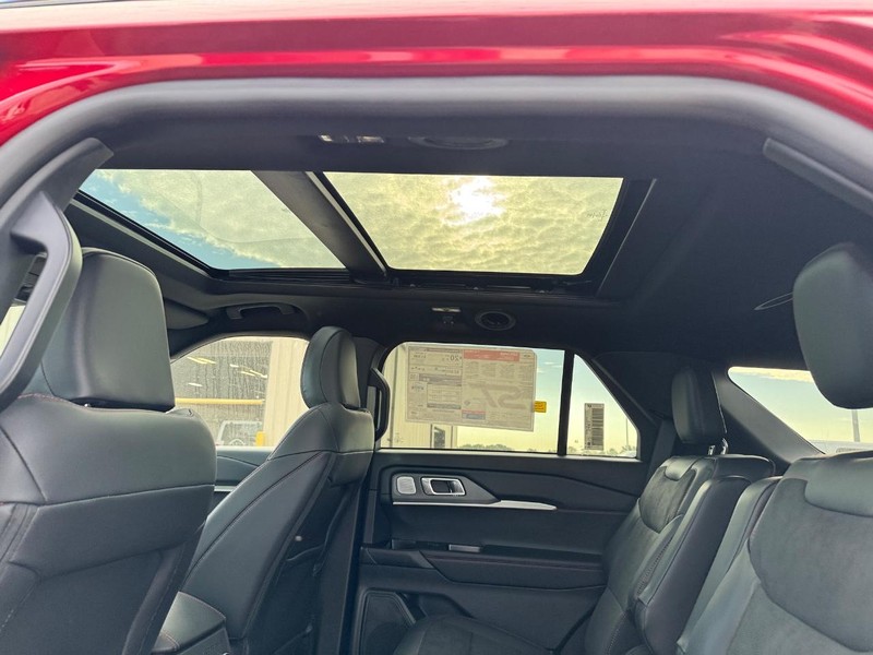 Ford Explorer Vehicle Full-screen Gallery Image 12