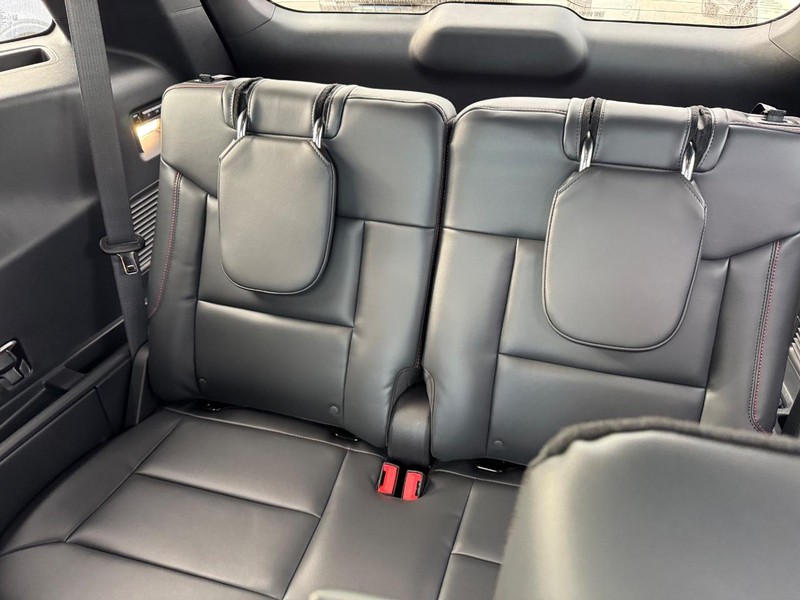 Ford Explorer Vehicle Full-screen Gallery Image 13