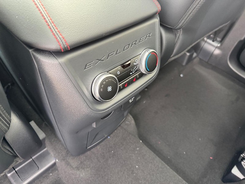 Ford Explorer Vehicle Full-screen Gallery Image 14
