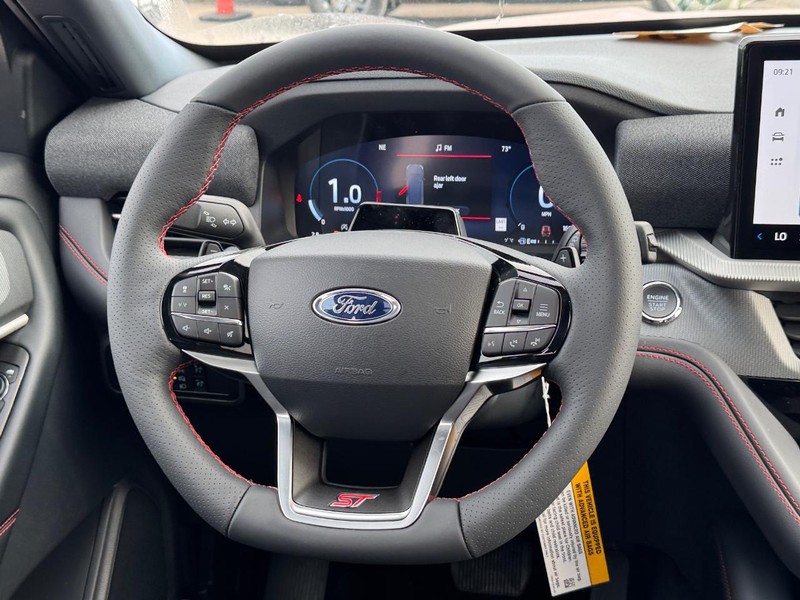 Ford Explorer Vehicle Full-screen Gallery Image 16