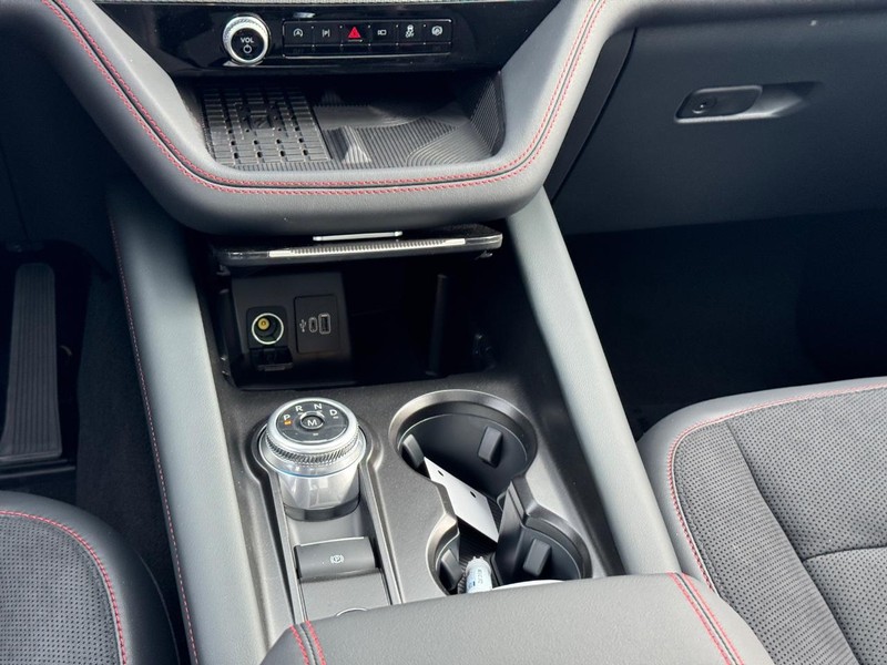 Ford Explorer Vehicle Full-screen Gallery Image 18