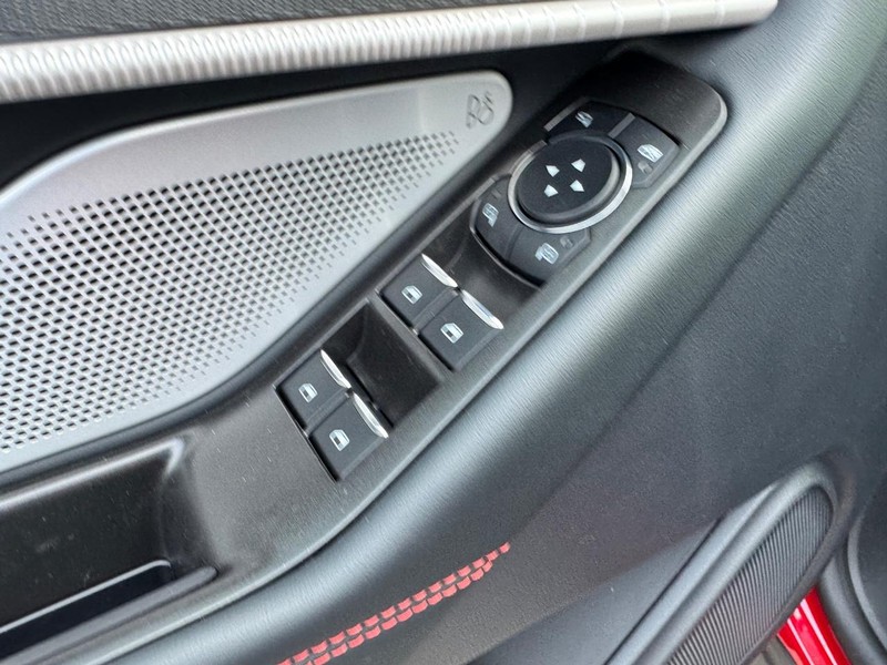 Ford Explorer Vehicle Full-screen Gallery Image 20