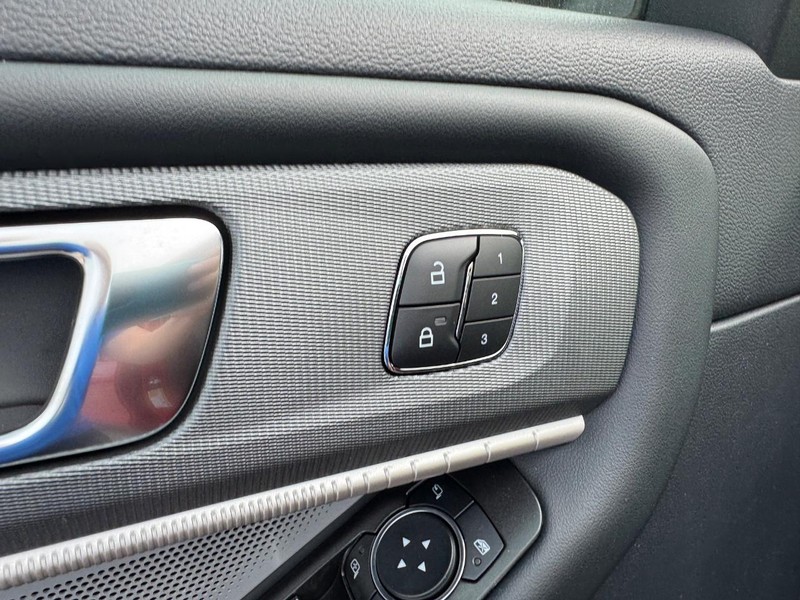 Ford Explorer Vehicle Full-screen Gallery Image 21