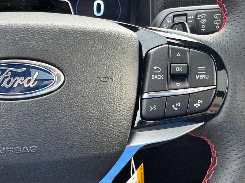 Ford Explorer Vehicle Full-screen Gallery Image 24