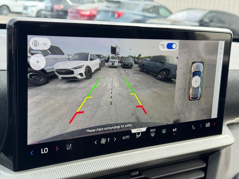 Ford Explorer Vehicle Full-screen Gallery Image 26