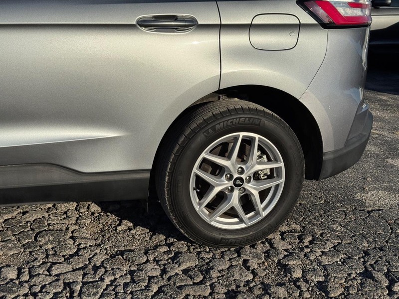 Ford Edge Vehicle Full-screen Gallery Image 11