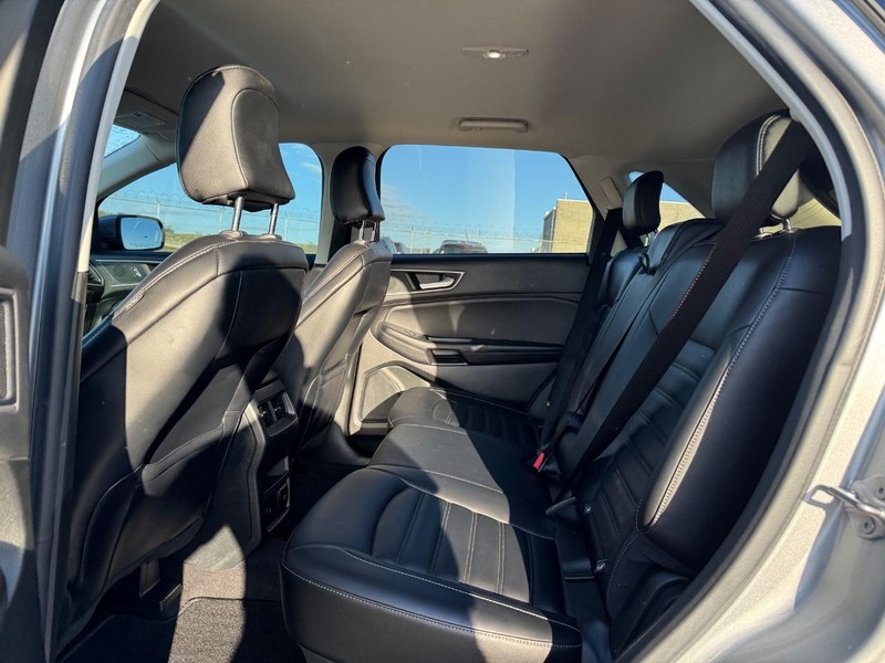 Ford Edge Vehicle Full-screen Gallery Image 12