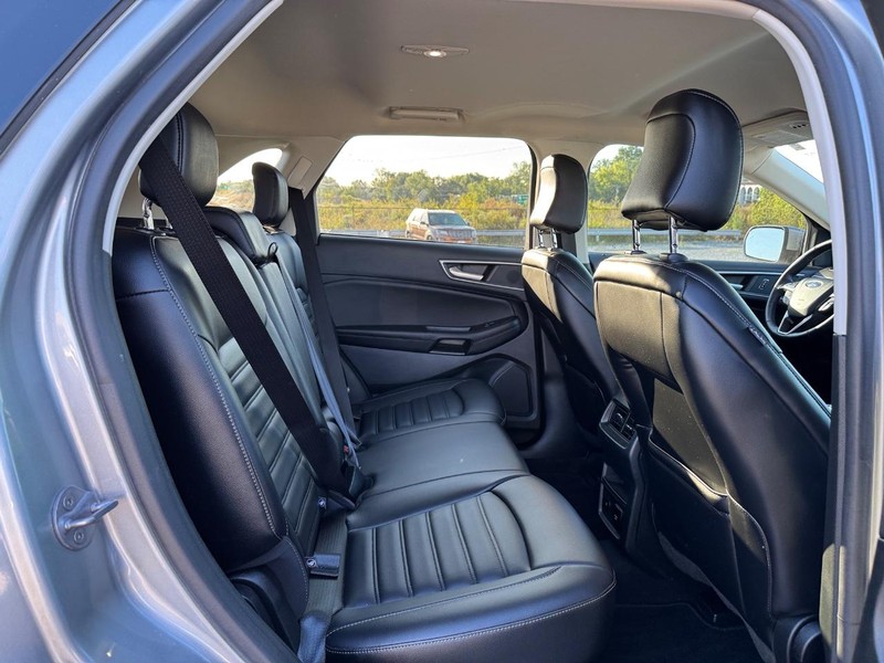 Ford Edge Vehicle Full-screen Gallery Image 13