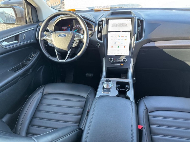 Ford Edge Vehicle Full-screen Gallery Image 16