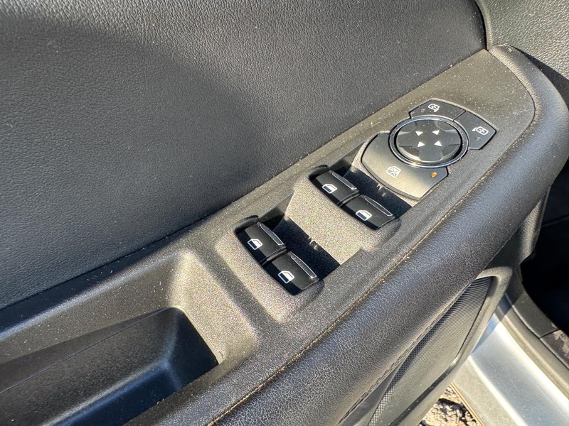 Ford Edge Vehicle Full-screen Gallery Image 19