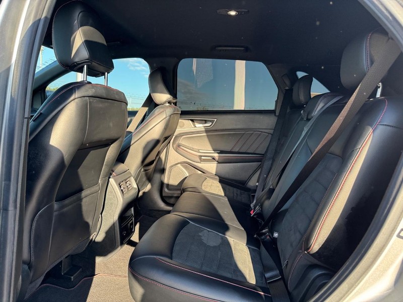 Ford Edge Vehicle Full-screen Gallery Image 12